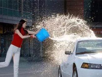 夏天這樣洗車(chē)會(huì)傷車(chē)漆，你知道嗎？